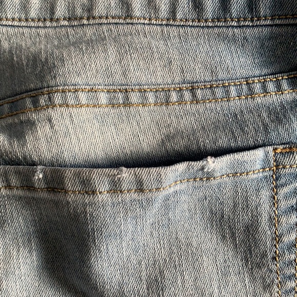 GAP LIGHT WASH JEANS (12/31) - Picture 10 of 11